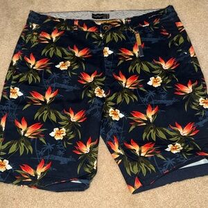 Cactus Man Floral Stretch Shorts – Men Size 34 (Navy Tropical Flower Print)